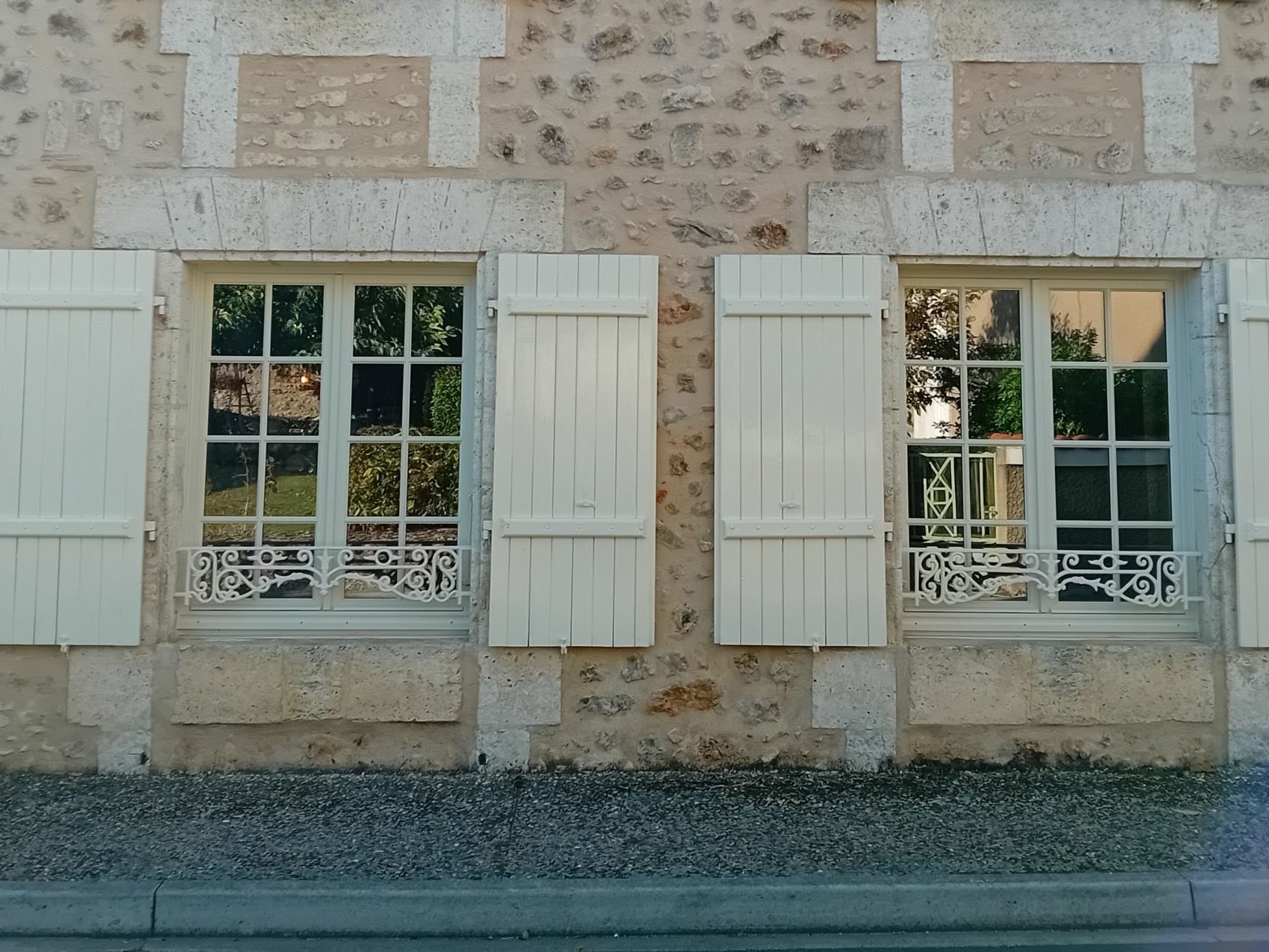 installation en rénovation volets blancs, deux étages