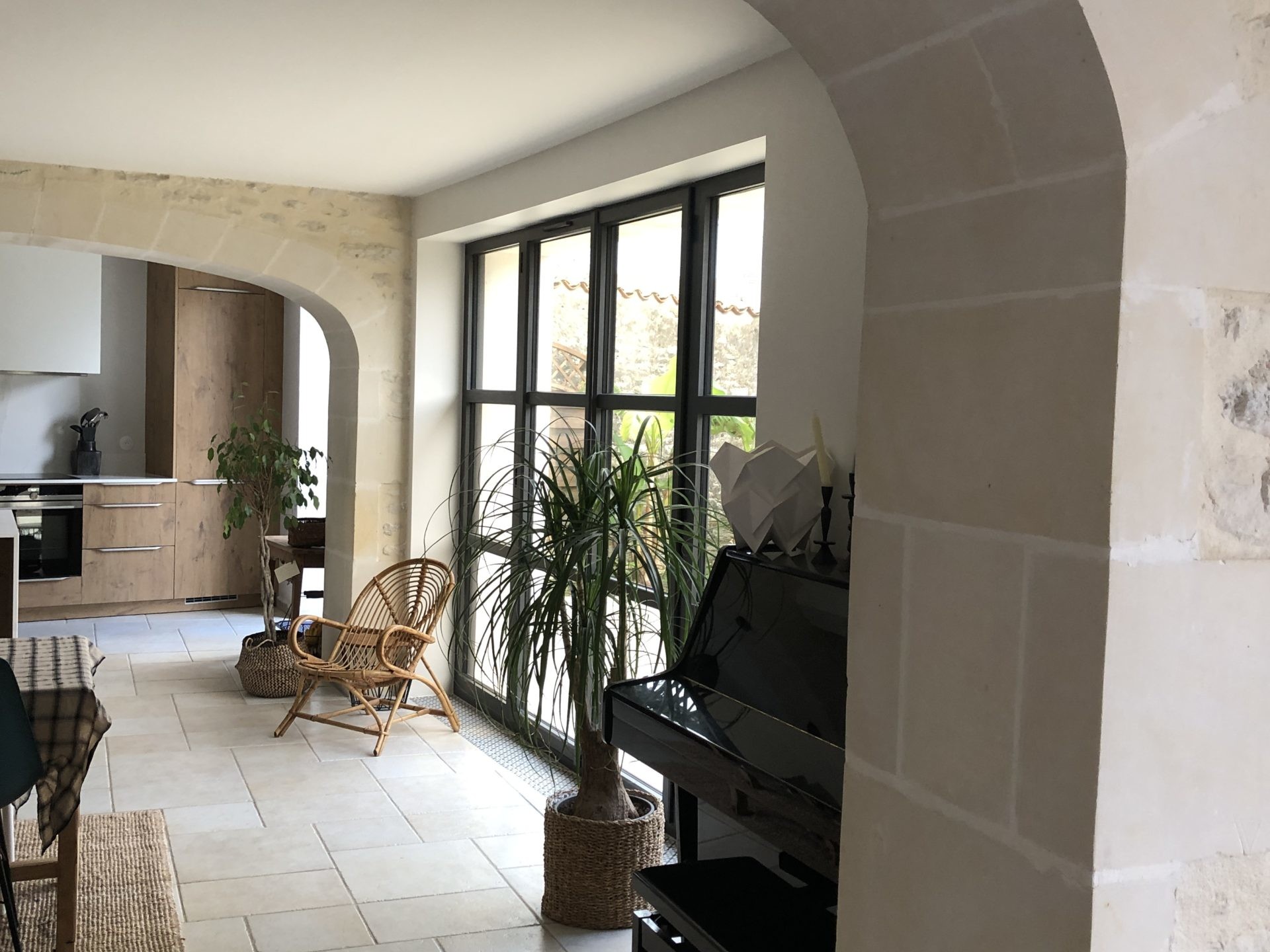 Intérieur moderne avec arc en pierre et plantes.