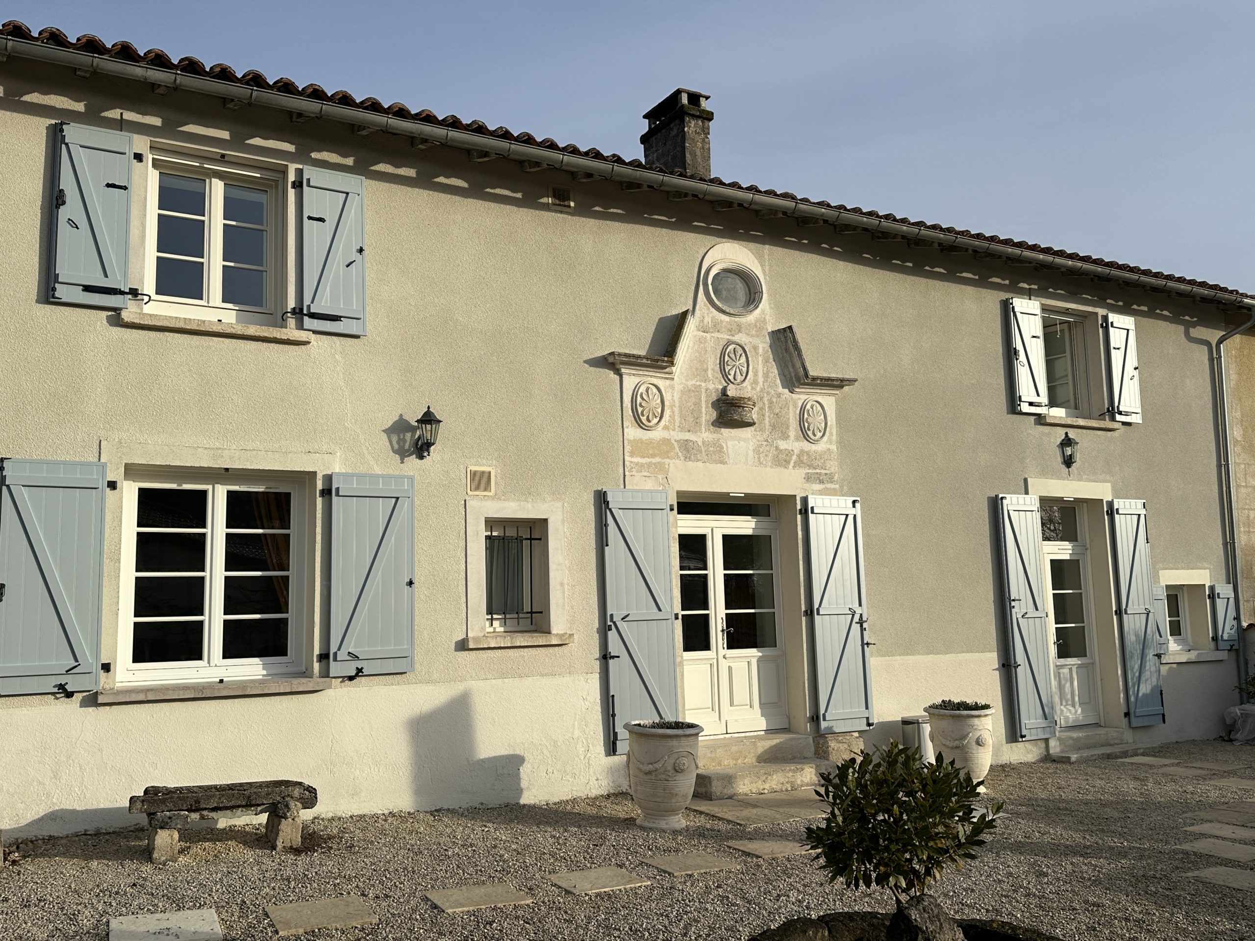 Maison française en pierre avec fenêtres bleues