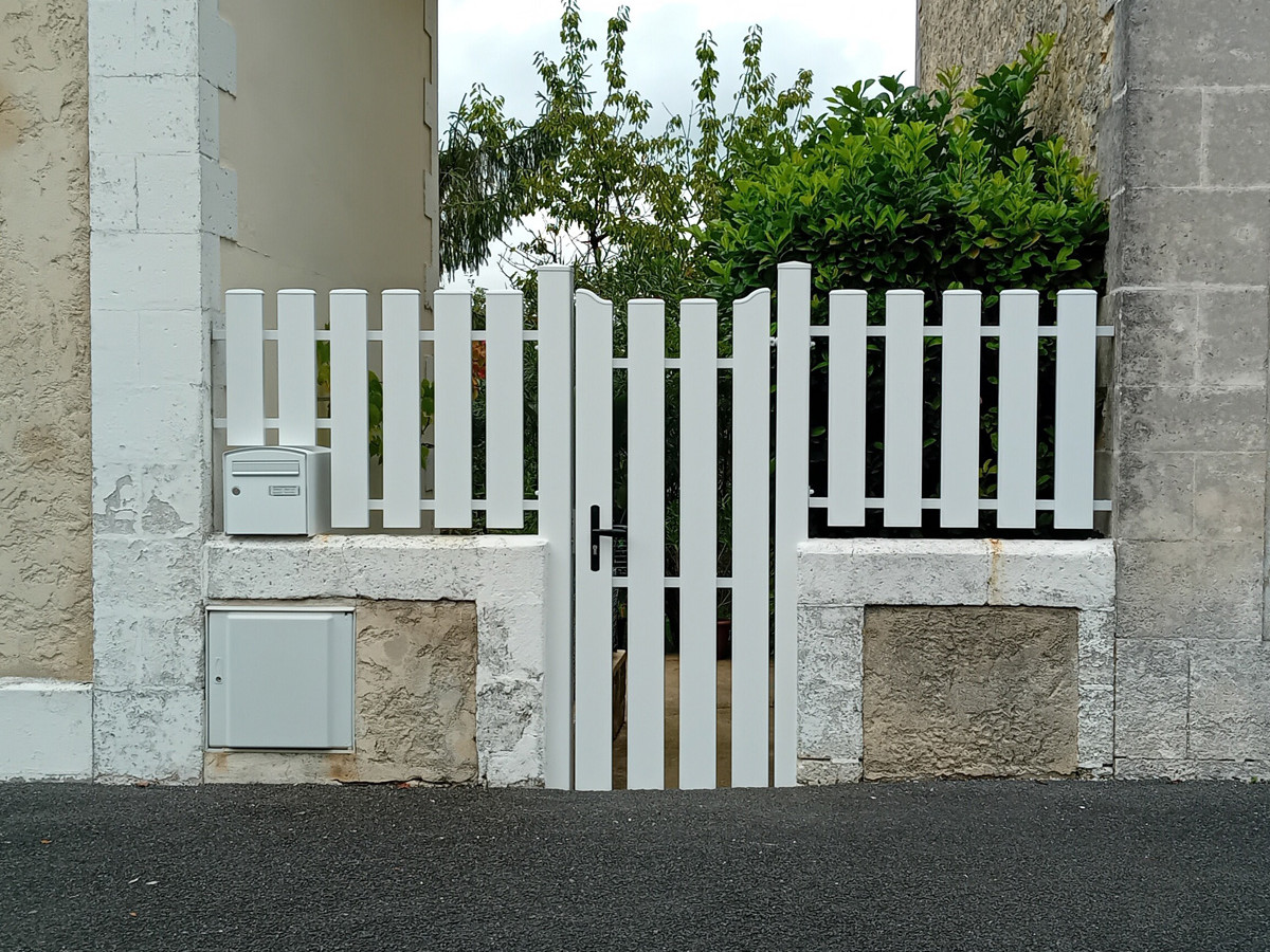 Portillon blanc fermé, rue paisible.