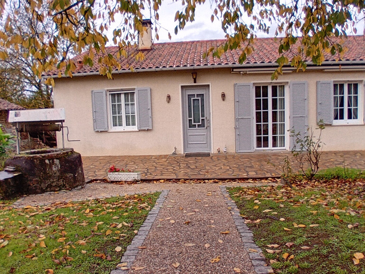 Maison avec jardin en automne