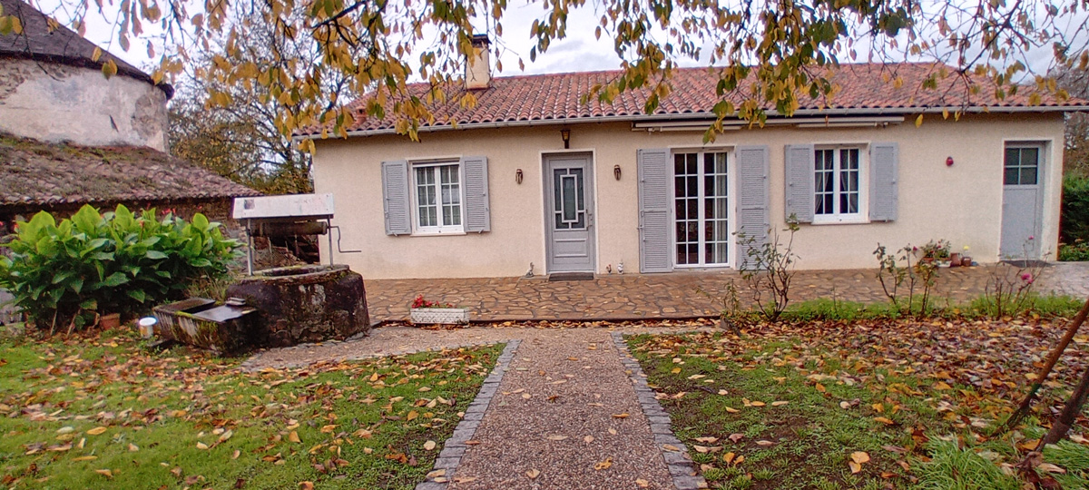 Maison avec jardin en automne