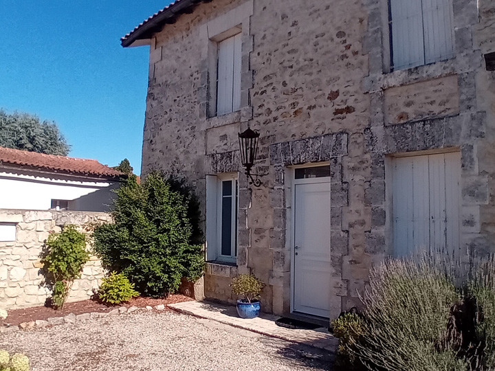 Maison en pierre avec cyprès et lavande
